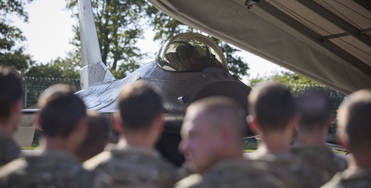 Un F-16 in una base aerea danese durante una visita del presidente ucraino Volodymyr Zelensky (The Presidential Office of Ukraine via ansa)